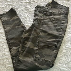 Grey army print pants